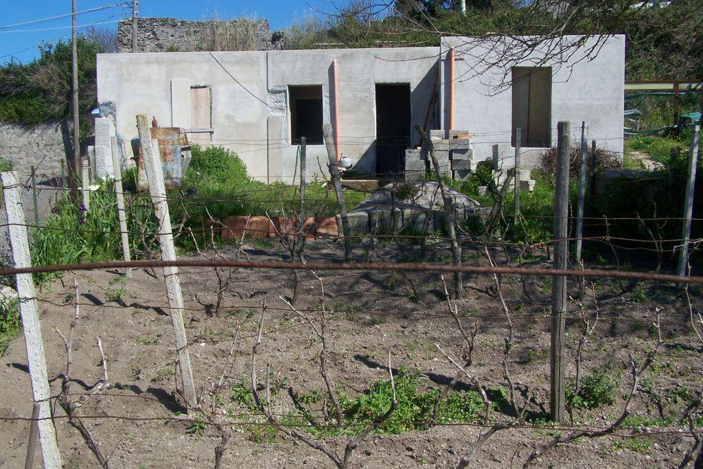 Rustico con giardino in via castellaro, Lipari