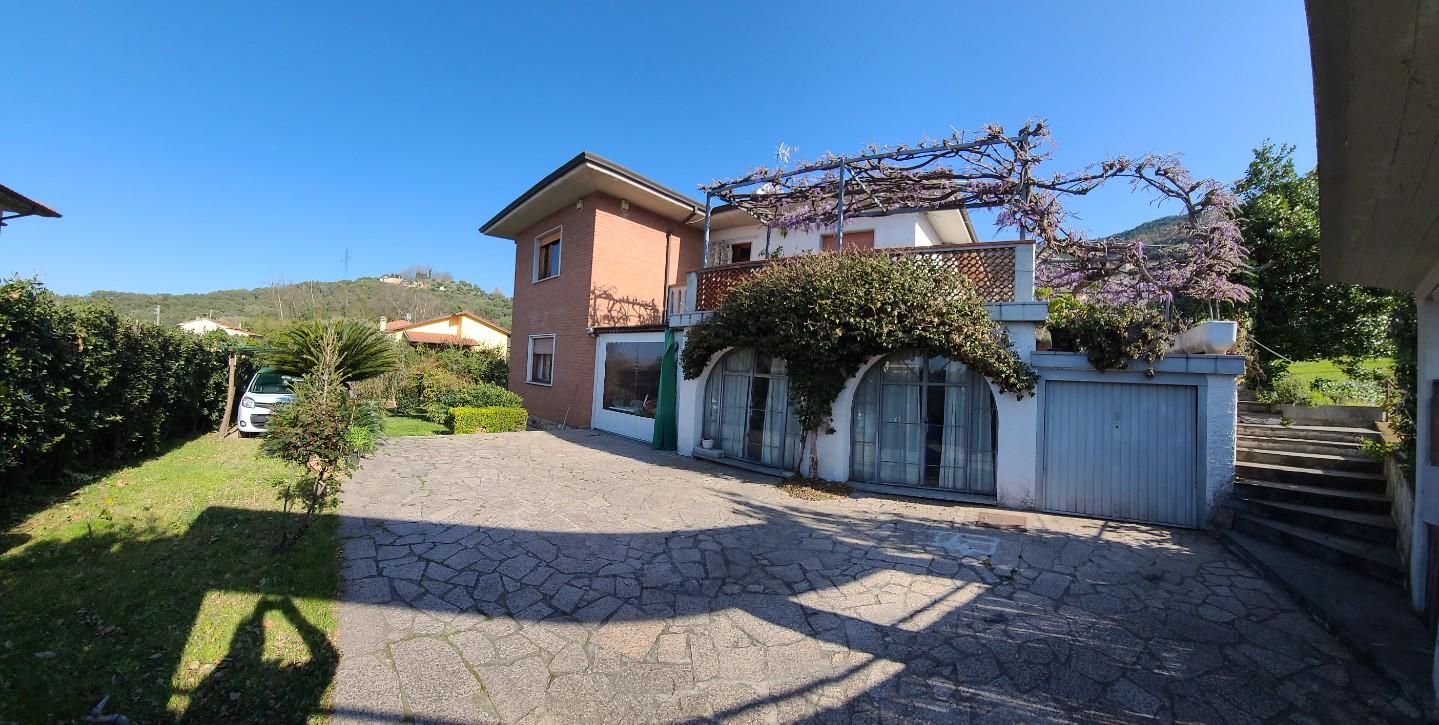 Villa con giardino, Seravezza ripa