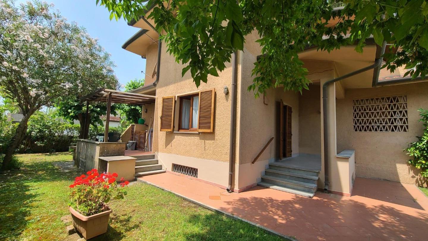 Villa Trifamiliari arredata in affitto, Pietrasanta tonfano