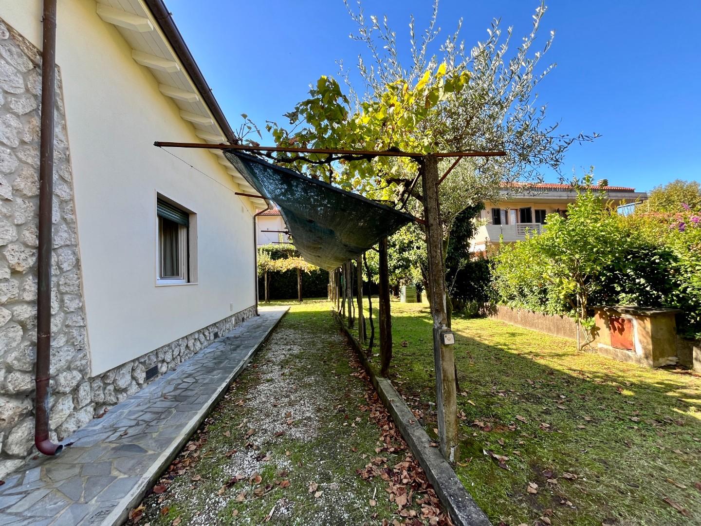 Casa indipendente arredata in affitto, Forte dei Marmi centrale