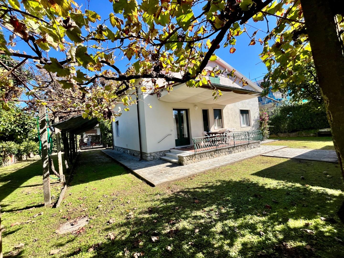 Casa indipendente arredata in affitto, Forte dei Marmi centrale