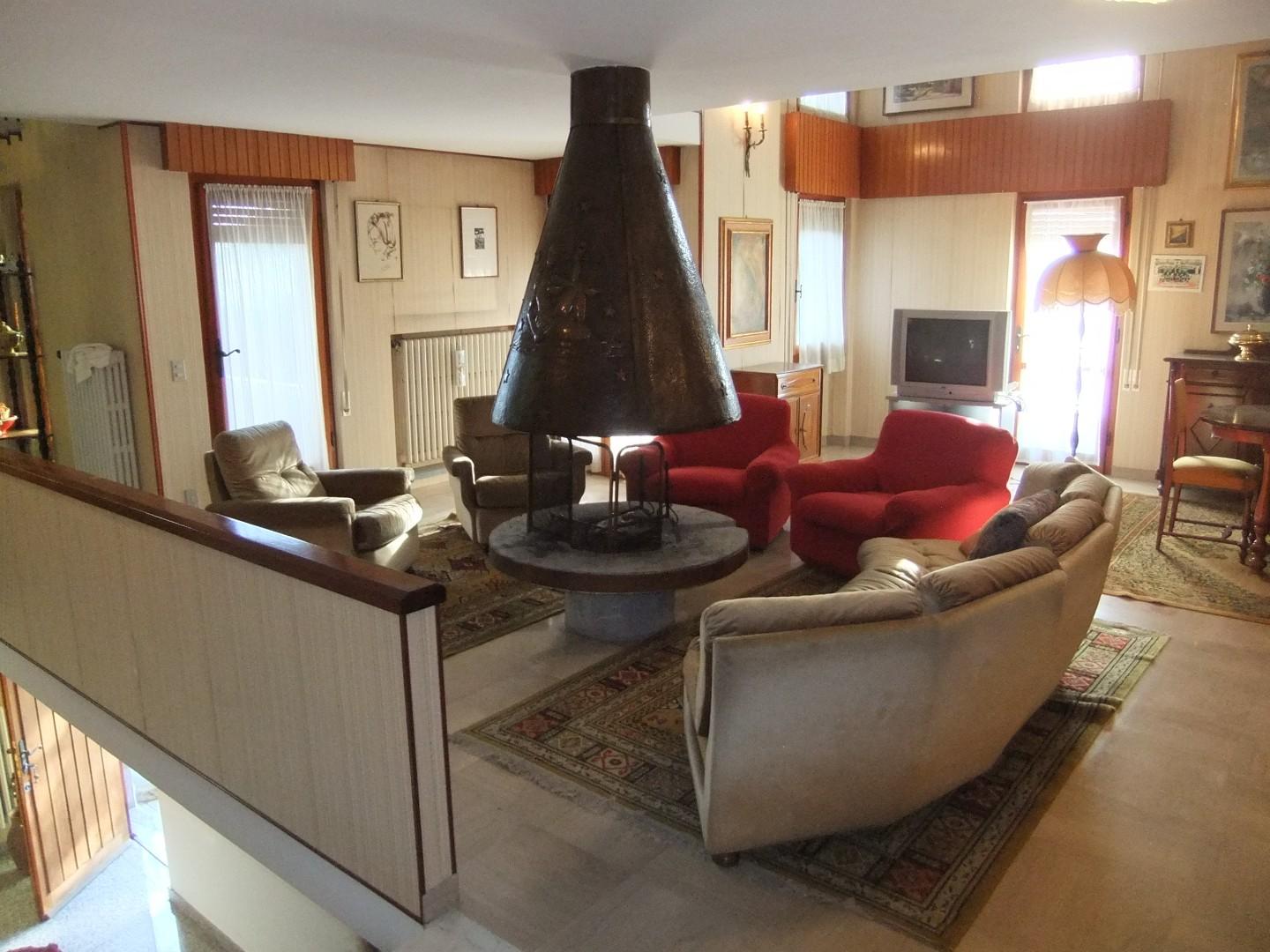 Villa con giardino, Seravezza pozzi