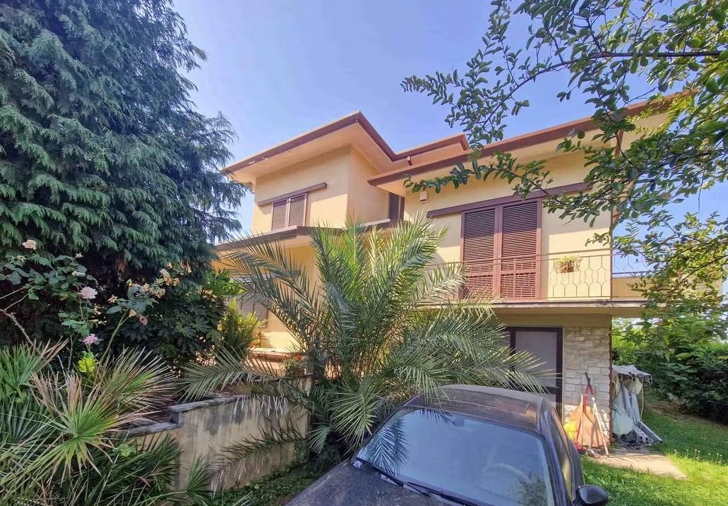 Villa con giardino, Pietrasanta centro