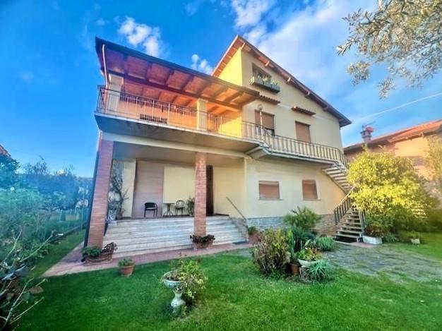 Villa con giardino, Seravezza pozzi