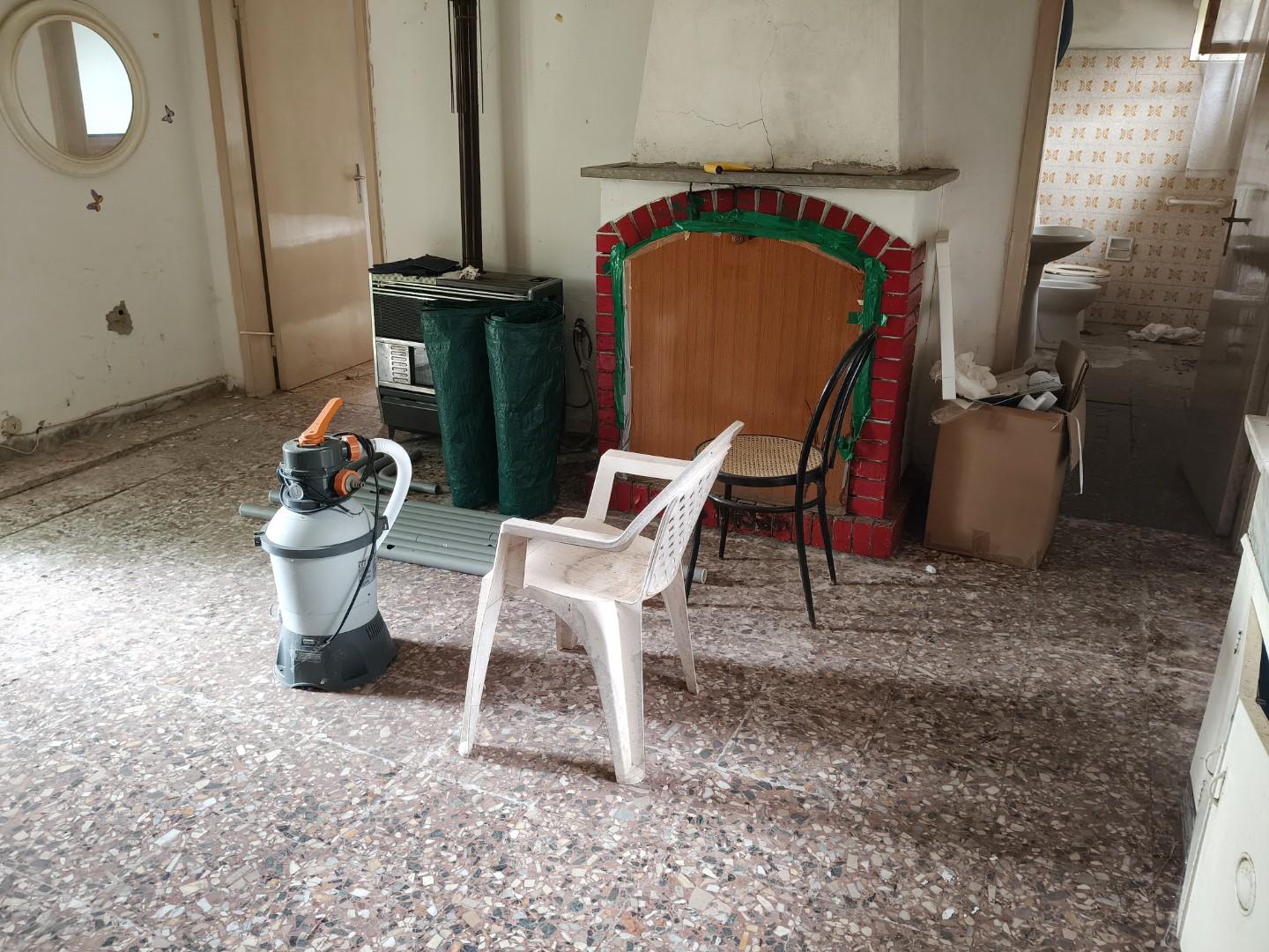 Villa con giardino, Pietrasanta strettoia