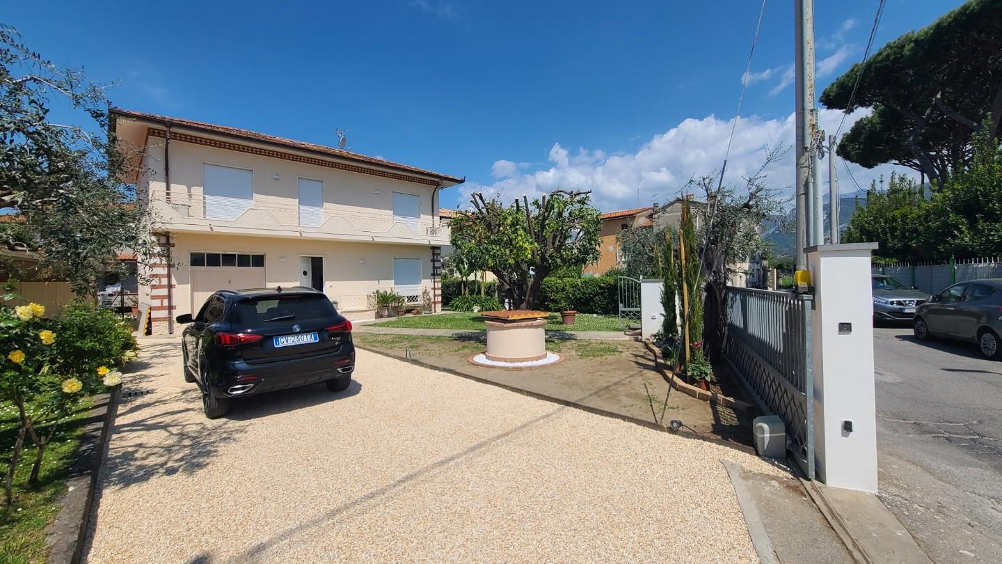 Villa arredata in affitto a Pietrasanta