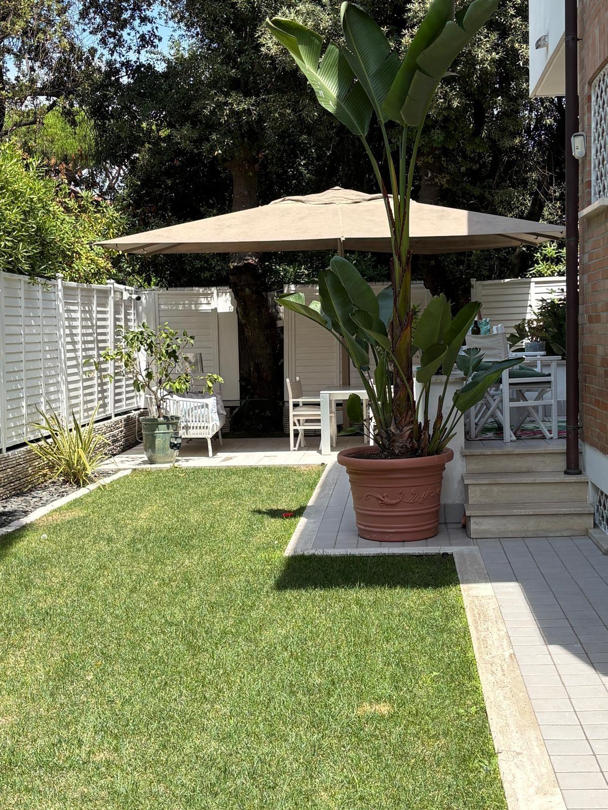 Villa Bifamiliare con giardino, Pietrasanta marina di