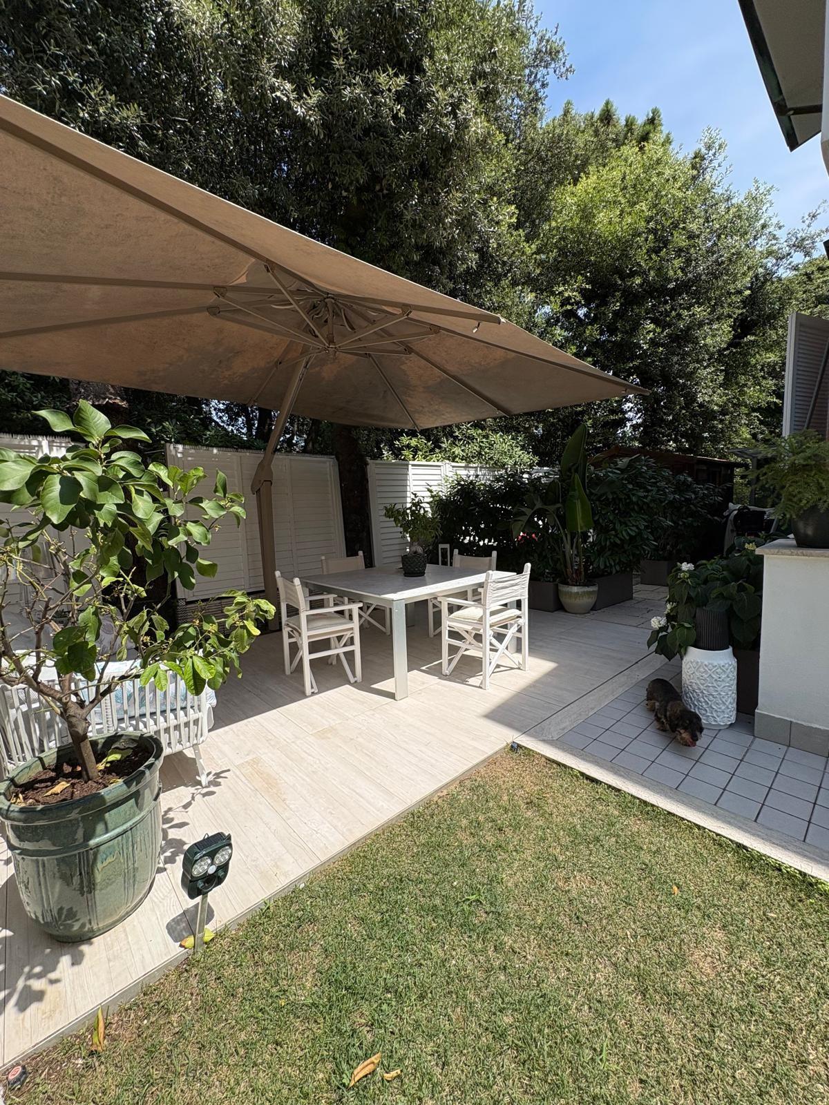 Villa Bifamiliare con giardino, Pietrasanta marina di