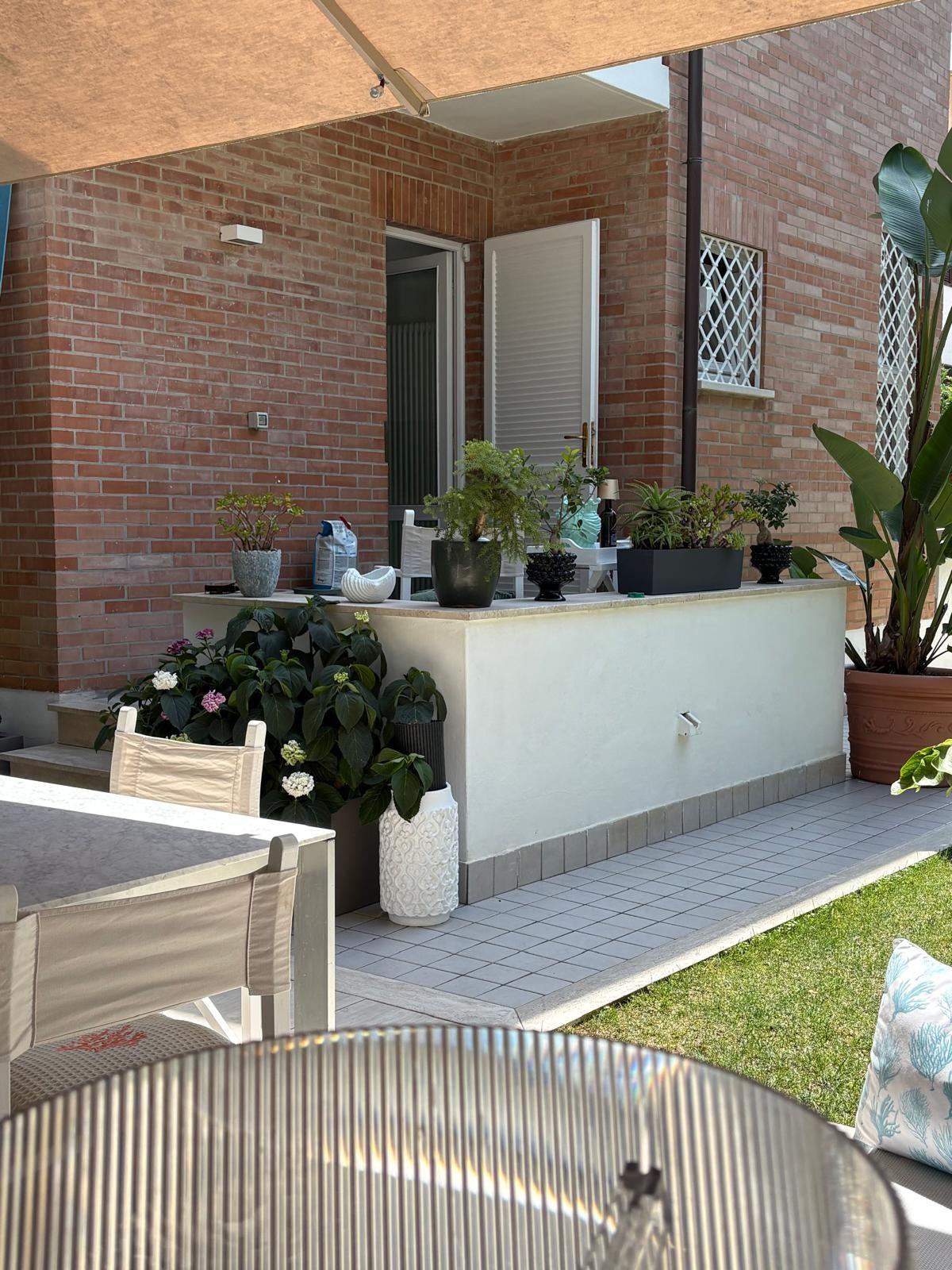 Villa Bifamiliare con giardino, Pietrasanta marina di