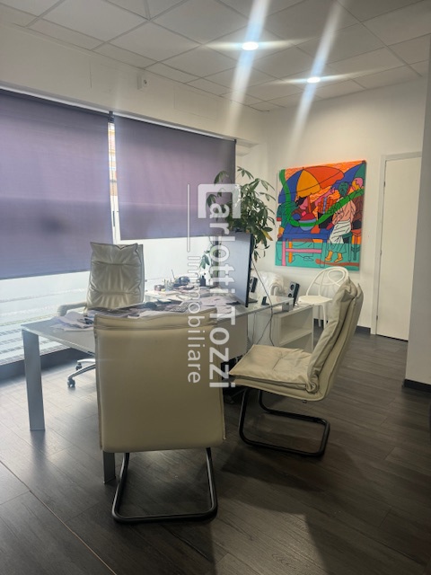 Ufficio con box in via oberdan, Grosseto
