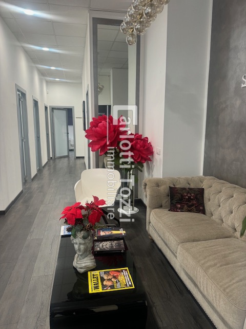 Ufficio con box in via oberdan, Grosseto