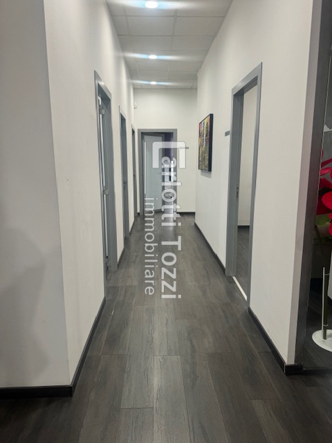 Ufficio con box in via oberdan, Grosseto