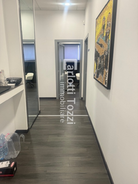 Ufficio con box in via oberdan, Grosseto
