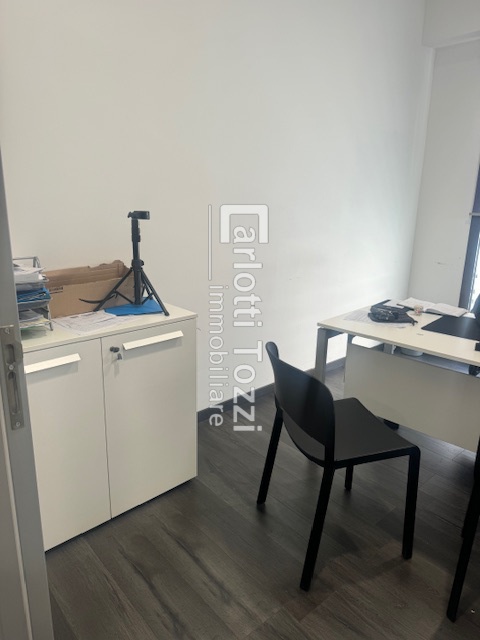 Ufficio con box in via oberdan, Grosseto
