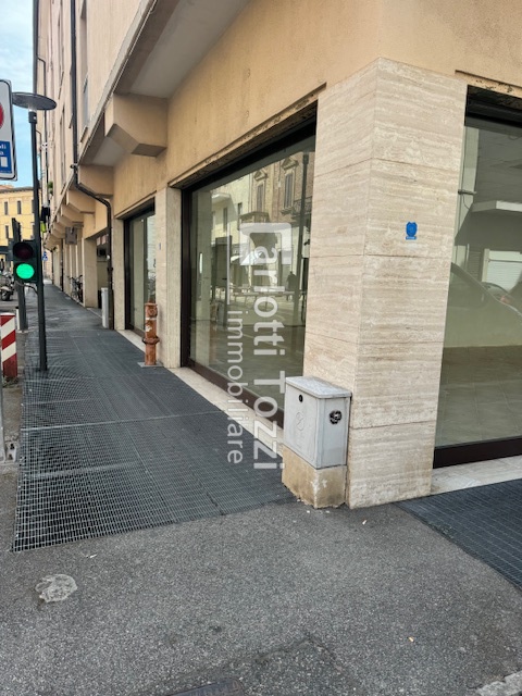 Attivit� commerciale con box in via oberdan, Grosseto