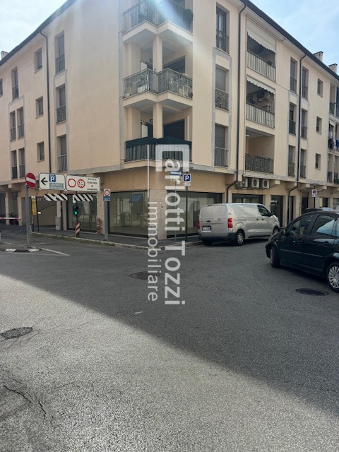 Attivit� commerciale con box in via oberdan, Grosseto