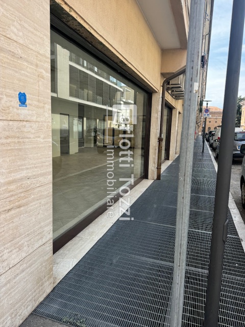 Attivit� commerciale con box in via oberdan, Grosseto