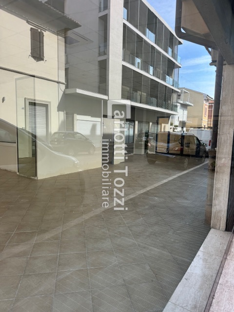 Attivit� commerciale con box in via oberdan, Grosseto