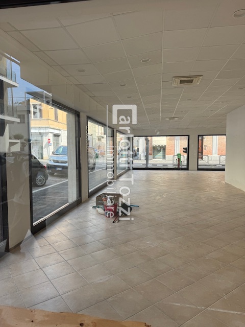 Attivit� commerciale con box in via oberdan, Grosseto