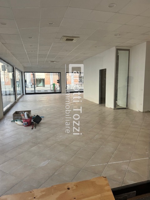 Attivit� commerciale con box in via oberdan, Grosseto