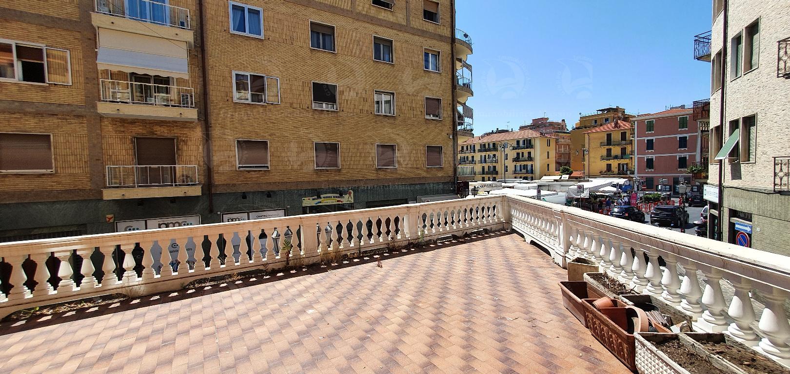 Bilocale con terrazzo in via dante, Alassio