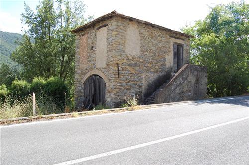 Rustico con giardino a Casanova Lerrone