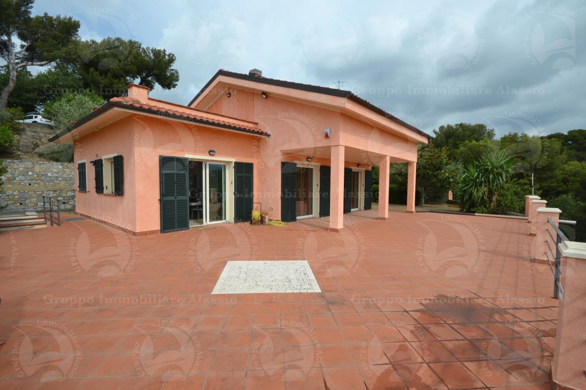 Villa con giardino in via monade, Diano Marina