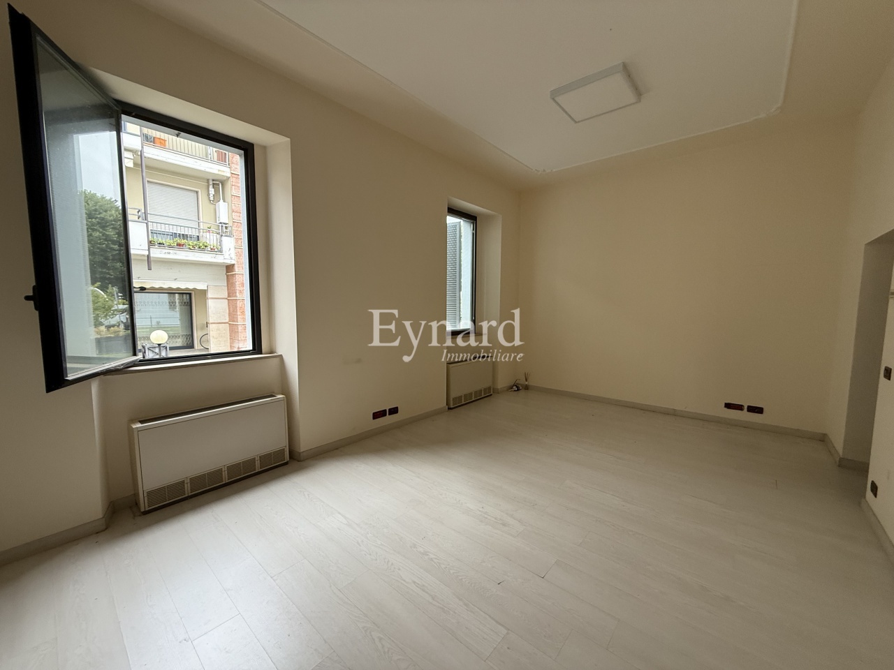 Ufficio con box a Romano di Lombardia