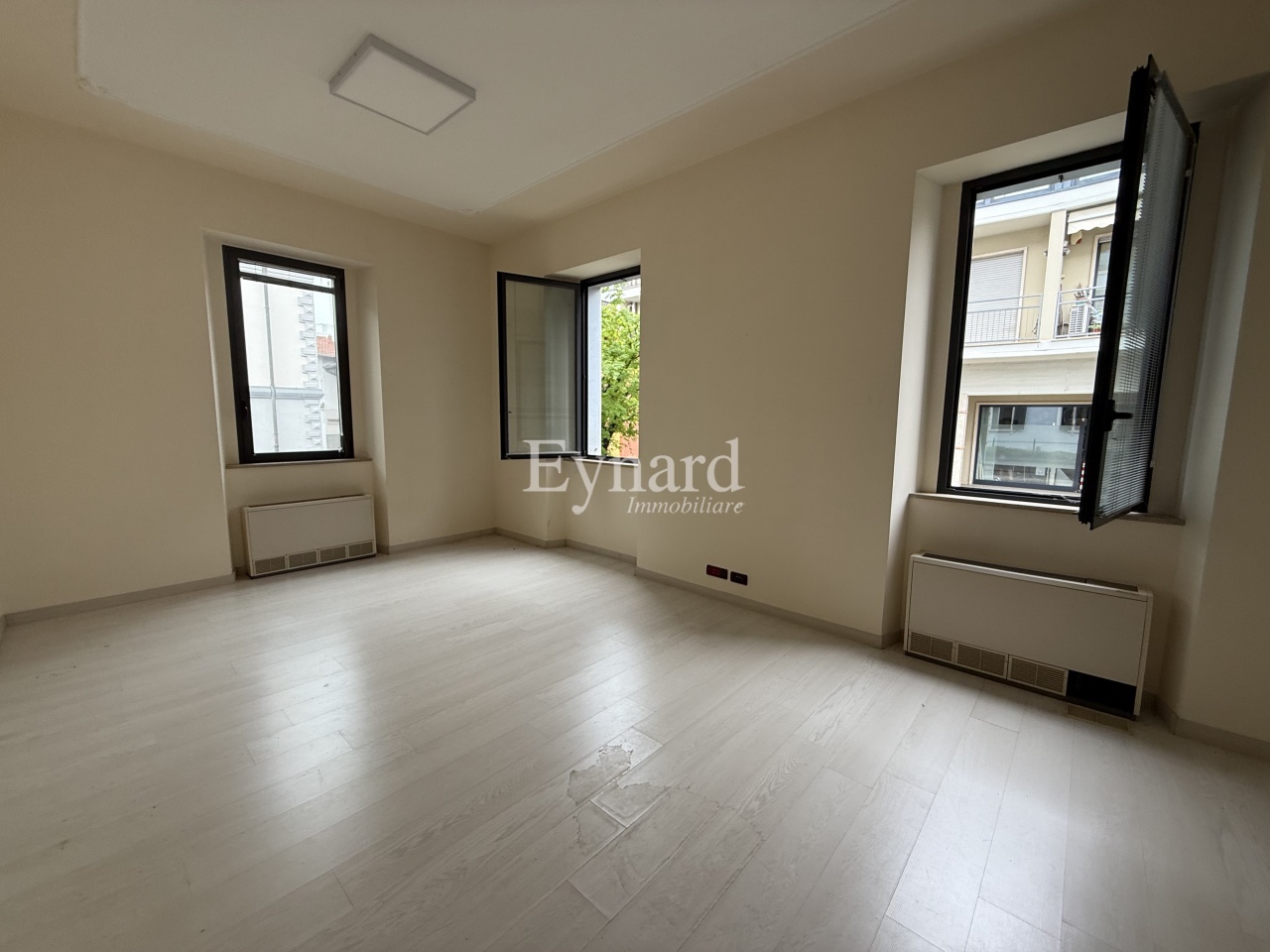 Ufficio con box a Romano di Lombardia