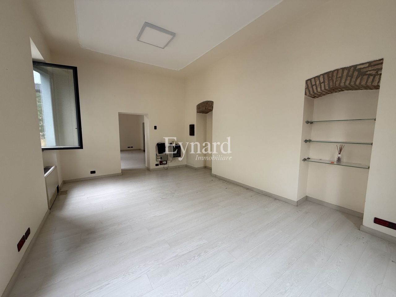 Ufficio con box a Romano di Lombardia