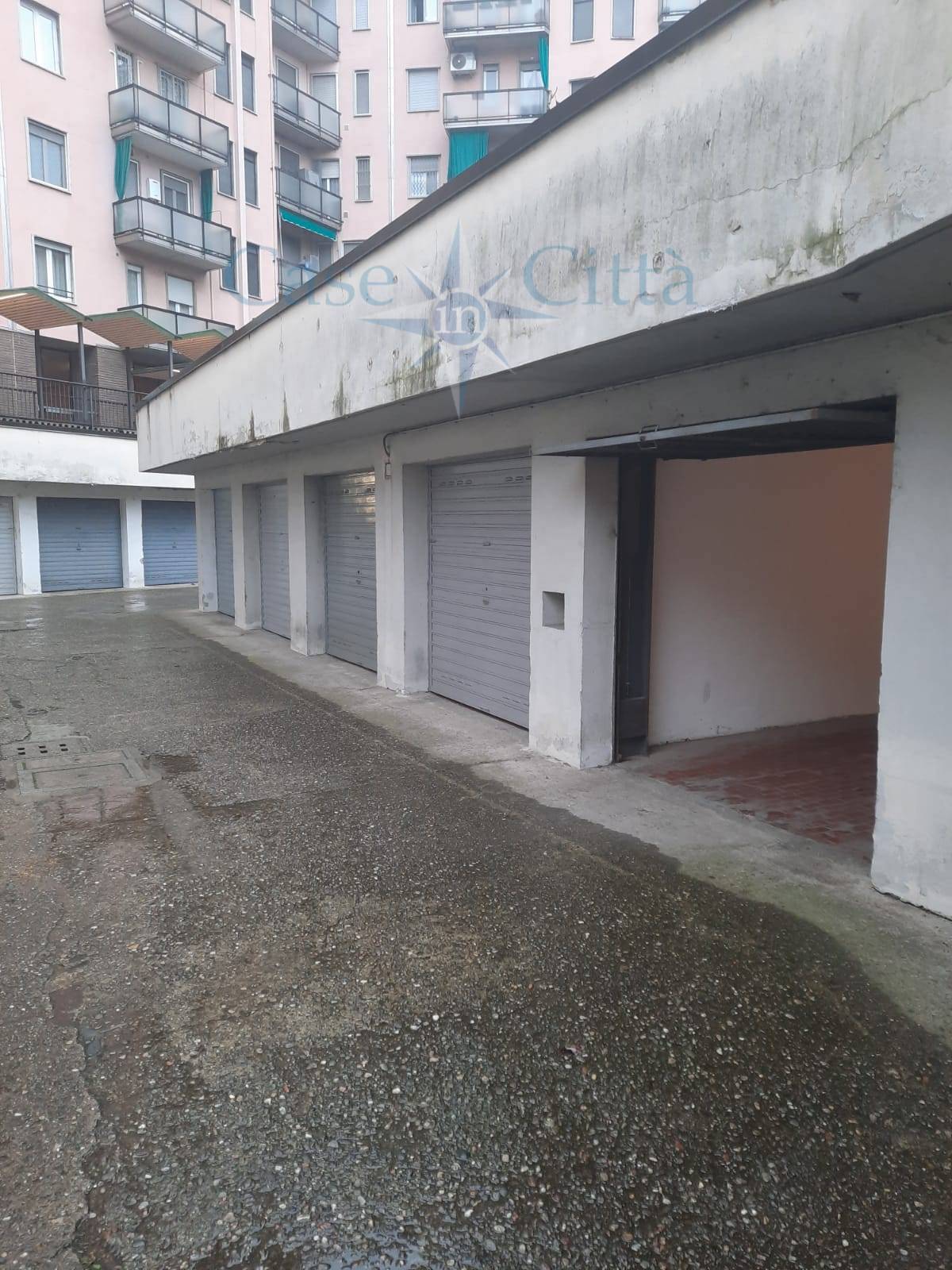 Box o garage in affitto a Milano, Rembrandt