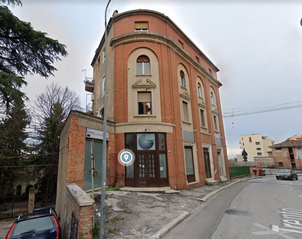 LOCALE COMMERCIALE in vendita a Macerata