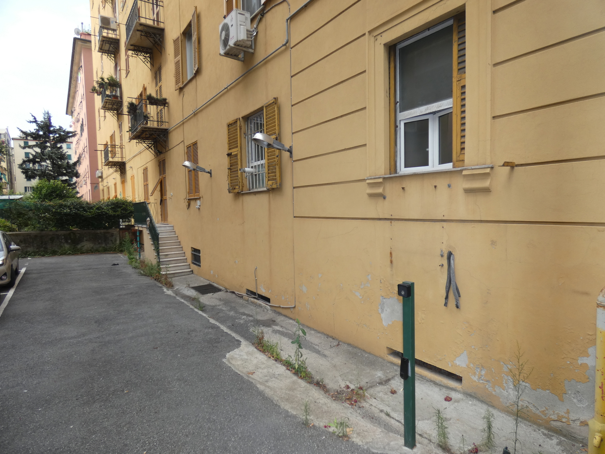 Posto auto scoperto in affitto in via giovanni tomaso invrea, Genova
