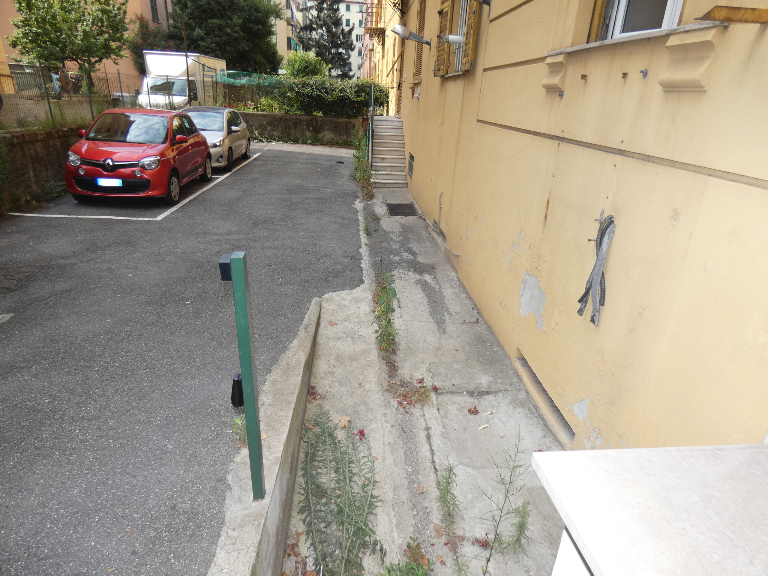 Posto auto scoperto in affitto in via giovanni tomaso invrea, Genova