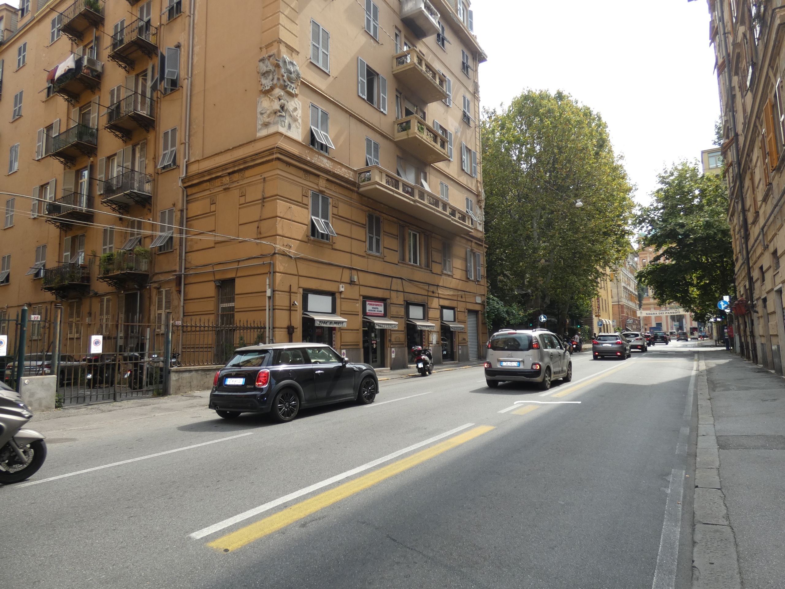 Posto auto scoperto in affitto in via giovanni tomaso invrea, Genova