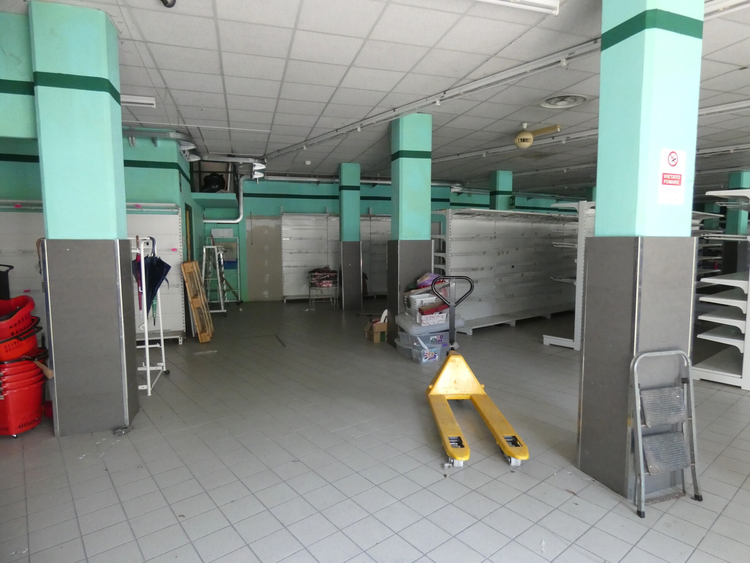 Locale commerciale in affitto in via piacenza, Genova