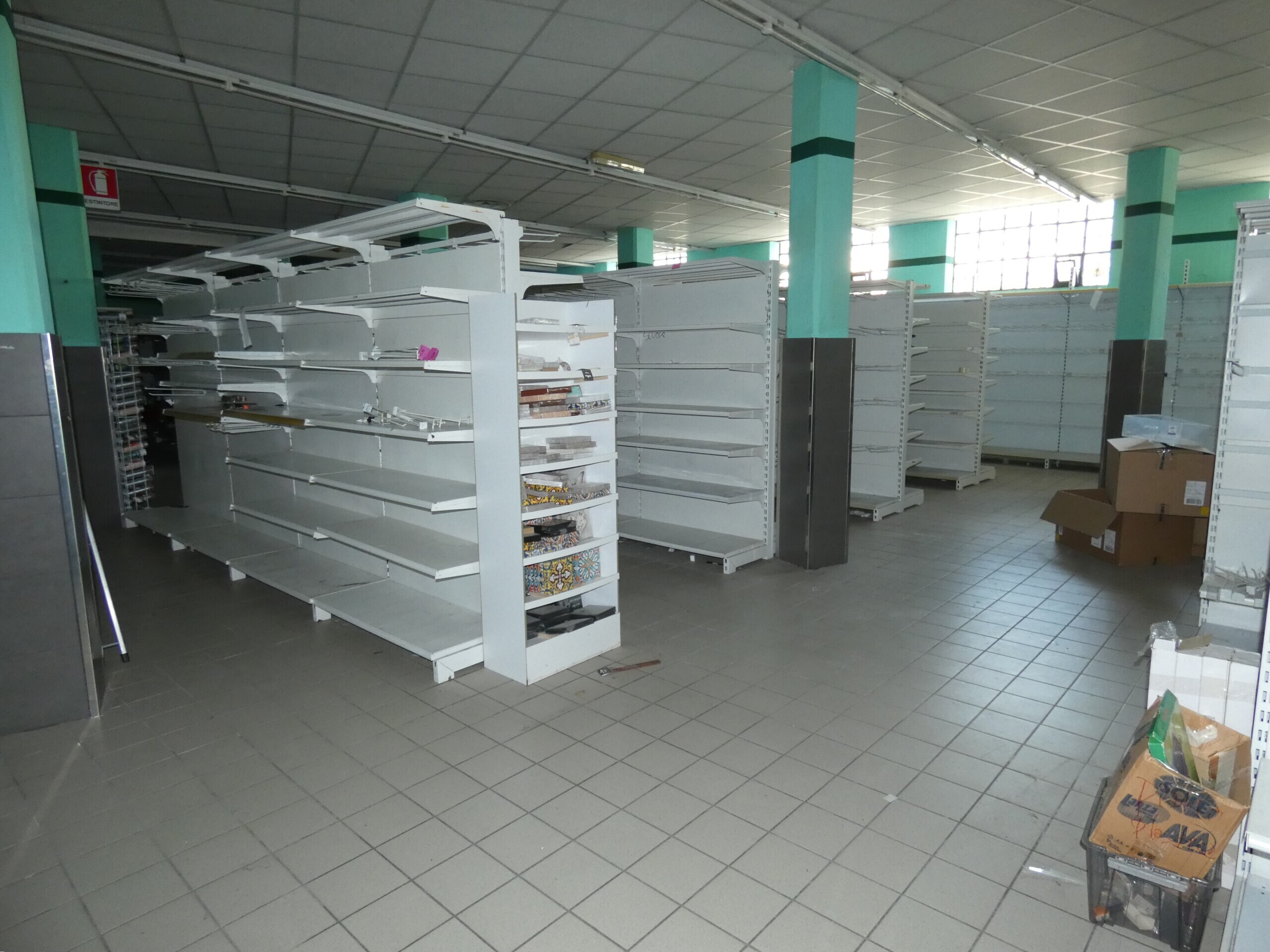 Locale commerciale in affitto in via piacenza, Genova