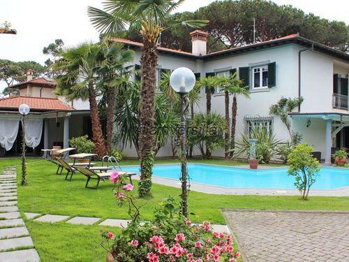 Villa con giardino a Forte dei Marmi