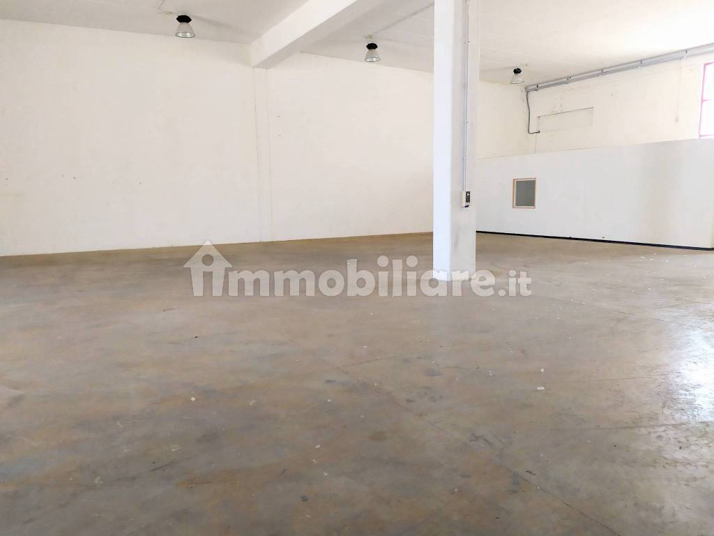 Capannone in affitto a Muros