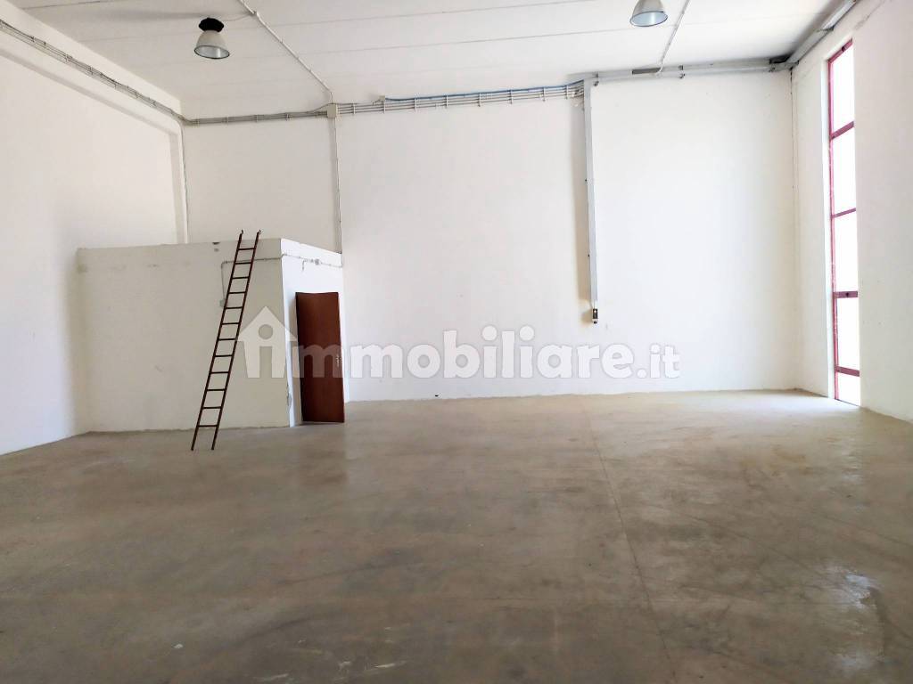 Capannone in affitto a Muros