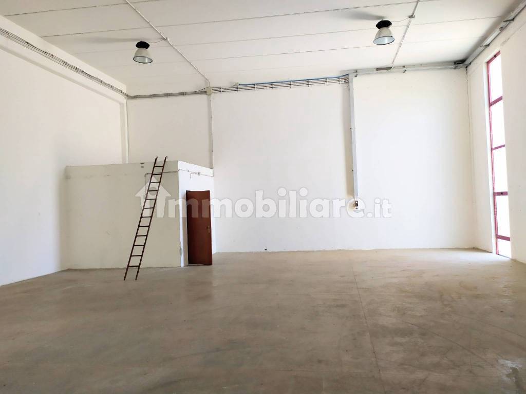 Capannone in affitto a Muros