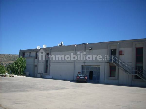 Capannone in affitto a Muros