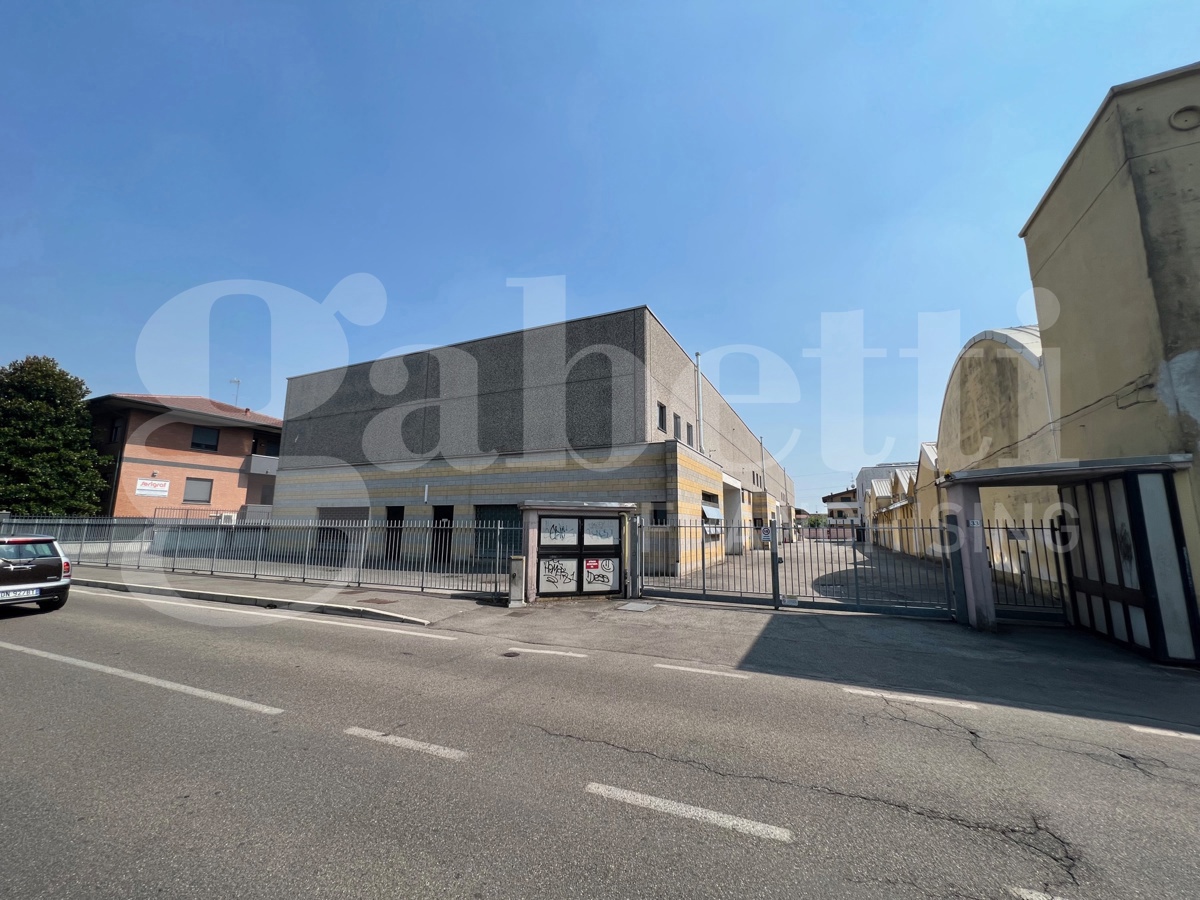 Capannone con box doppio a Cesano Maderno