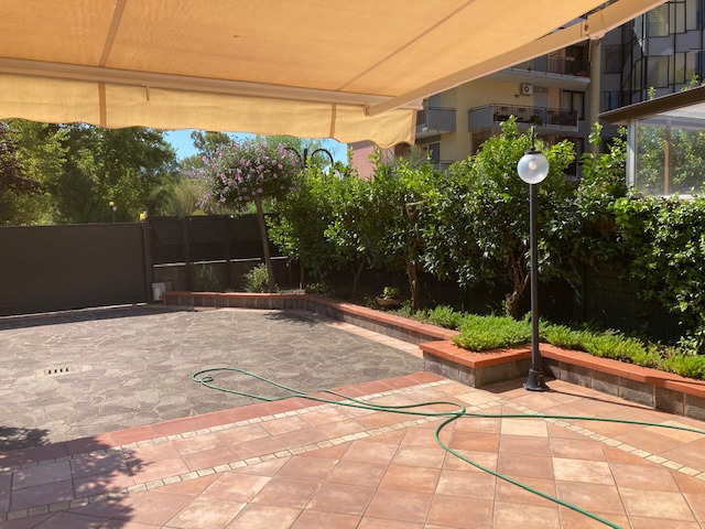 Villa con giardino a Battipaglia