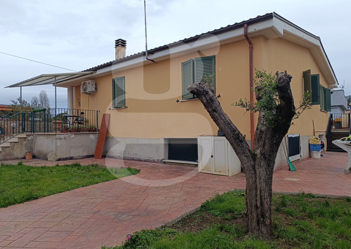 Villa con giardino a Nettuno