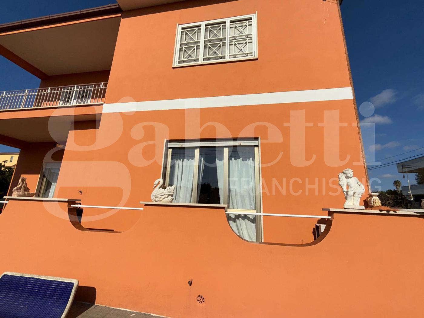 Stabile/Palazzo con box a Anzio