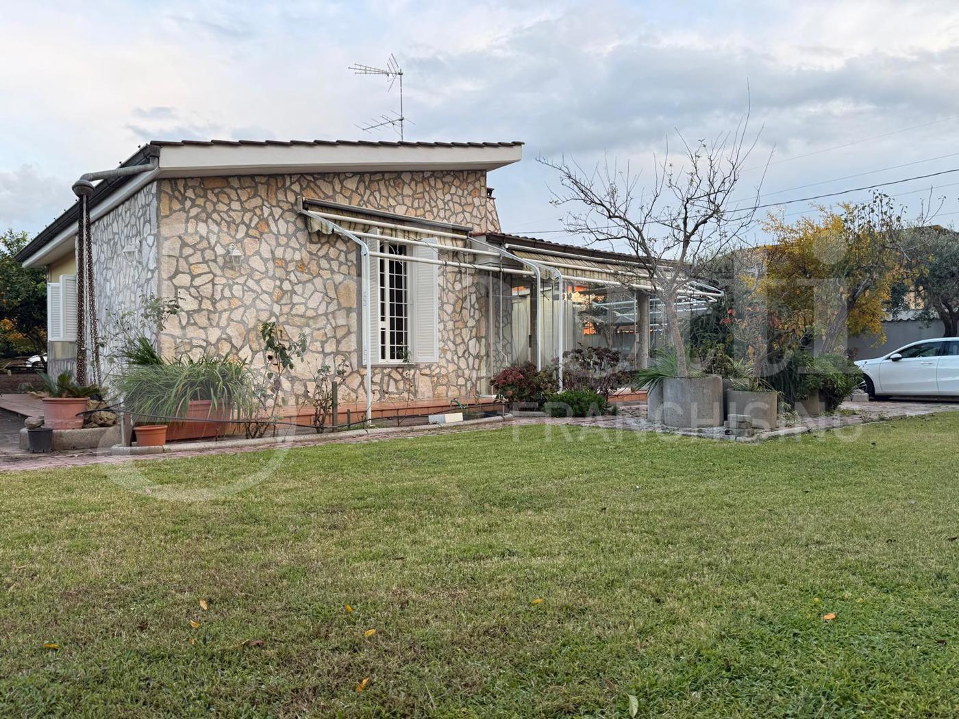 Villa con giardino a Nettuno