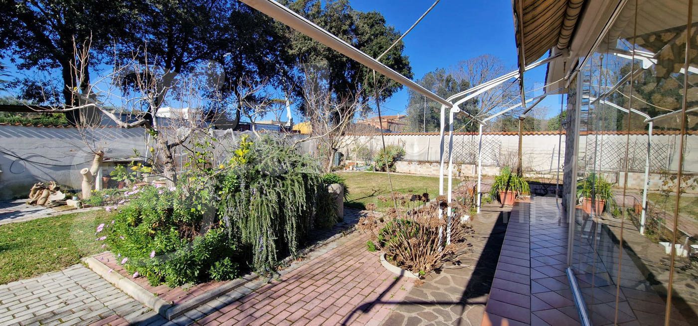 Villa con giardino a Nettuno