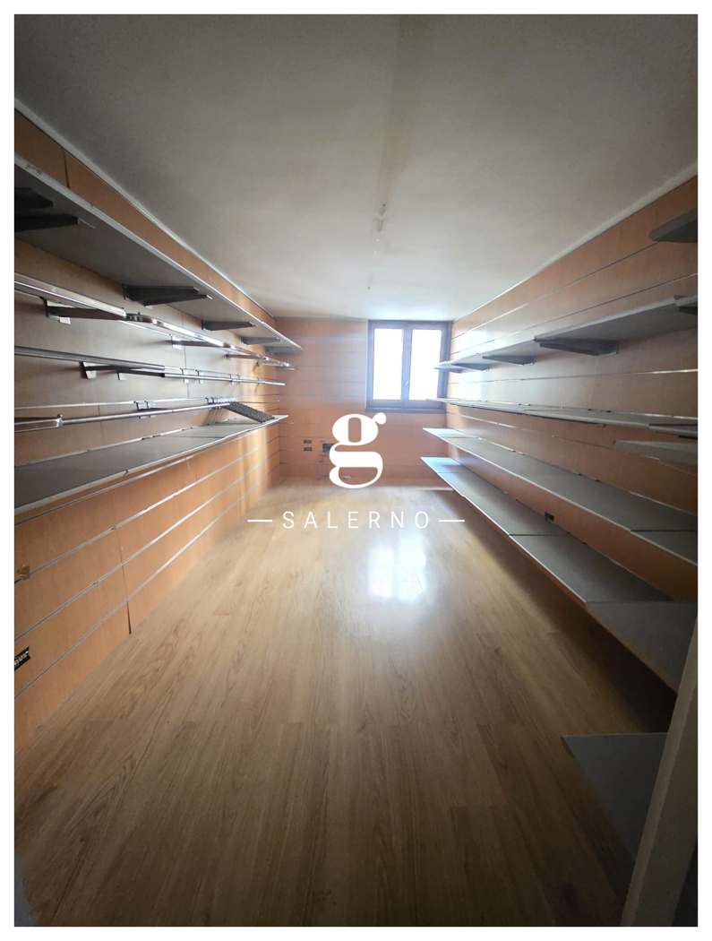 Negozio in affitto a Salerno