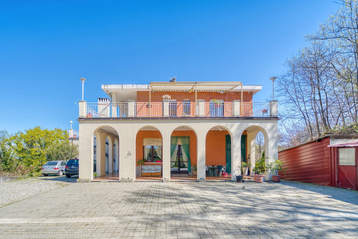 Stabile/Palazzo con giardino a Baldissero Torinese